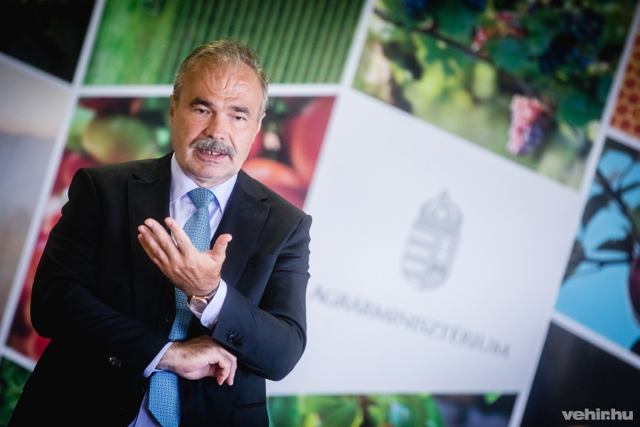 Nagy István agrárminiszter 2021. júlis 5-én adta át az állattartó telepek fejlesztéséről szóló támogatói okiratokat a Hangvillában.