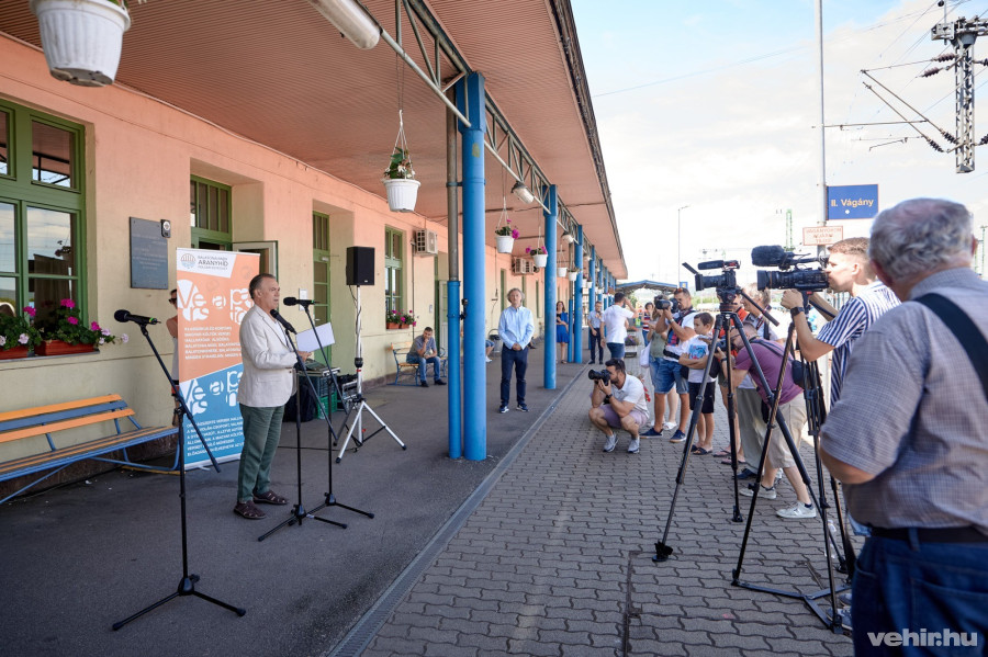 A sajtótájékoztatón élőben is olvastak fel verset művészek, Gáspár Sándor (képünkön) mellett Szálinger Balázs költő és Halas Adelaida színésznő
