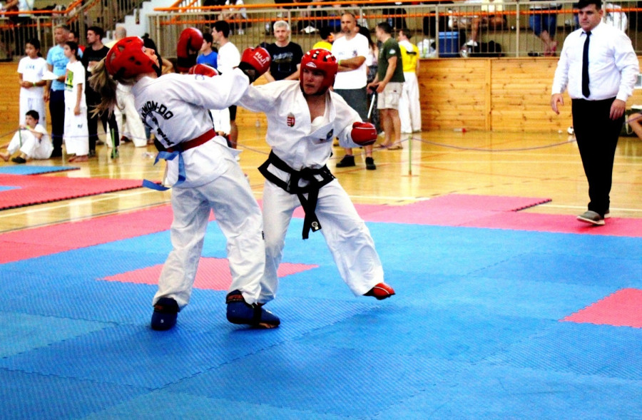 Bécsi Nikolett (fekete övvel) három aranyéremmel térhetett haza