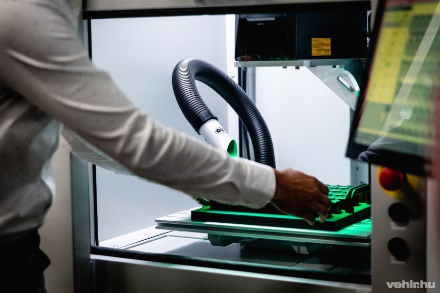 Gyártósori munka a Nass Magnetnél