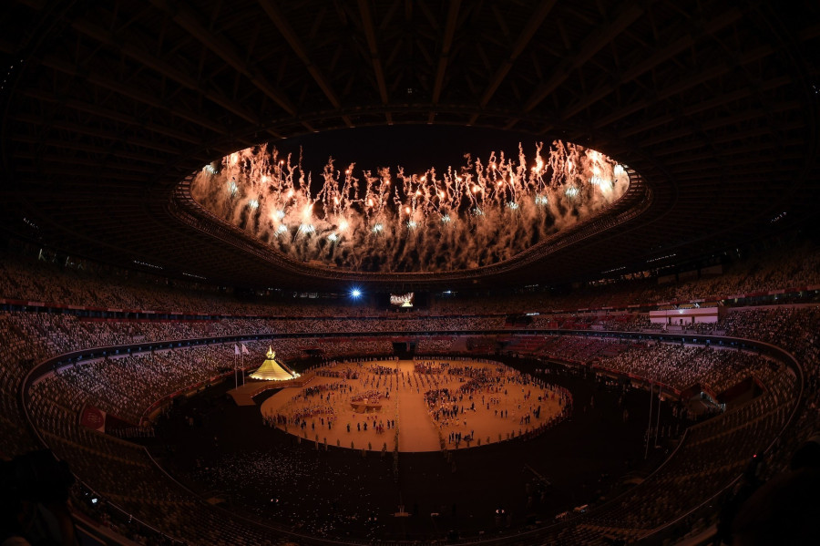 Az olimpiai láng (b) a XXXII. nyári olimpiai játékok nyitóünnepségén a tokiói Olimpiai Stadionban 2021. július 23-án - Fotó:  MTI/Kovács Tamás