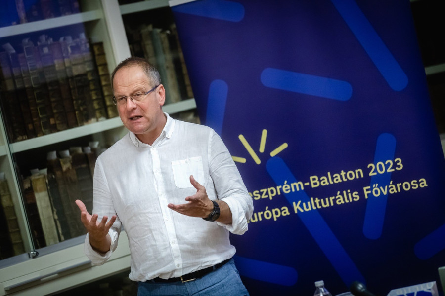 dr. Navracsics Tibor