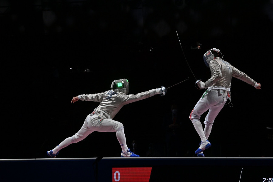 Szilágyi Áron (b) és az olasz Luigi Samele a férfi kardozók egyéni versenyének döntőjében Fotó: MTI/Illyés Tibor