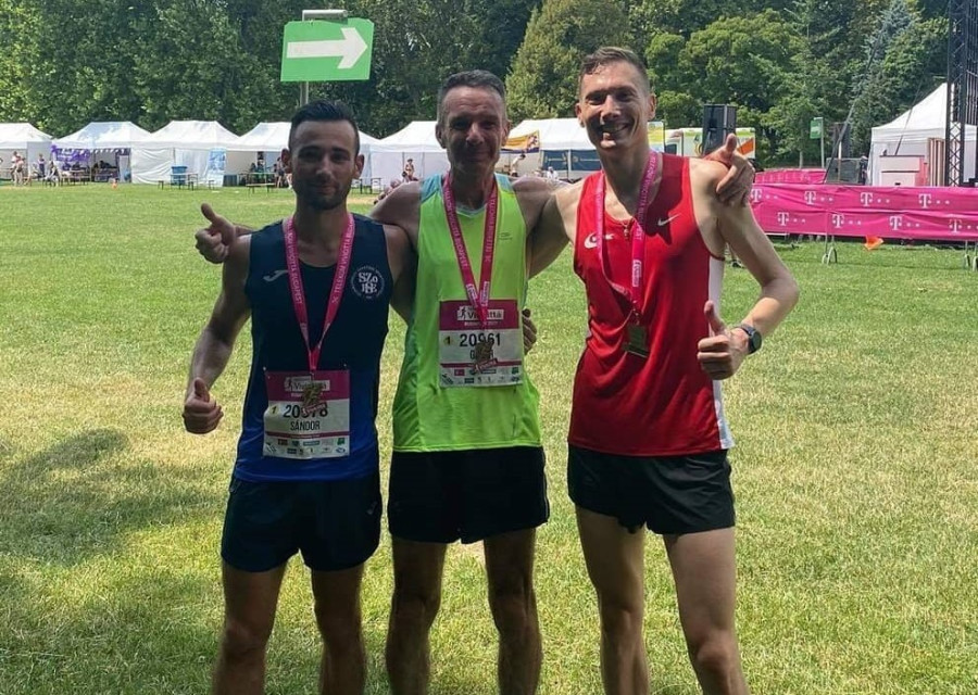 Koszár Zsolt (a kép jobb oldalán) győzött 10 km-en - Fotó: VEDAC