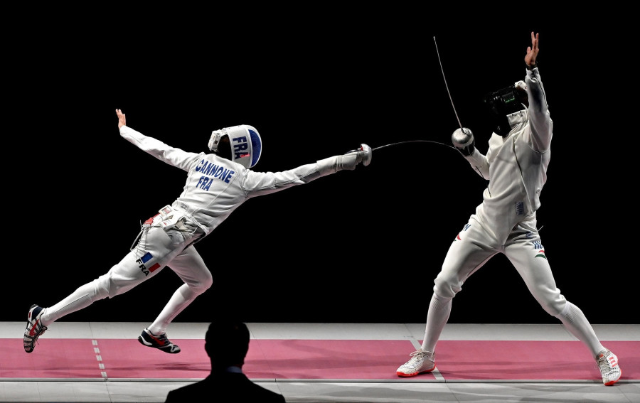 Siklósi Gergely (j) és a francia Romain Cannone a férfi párbajtőrözők egyéni versenyének döntőjében - Fotó: MTI/Illyés Tibor