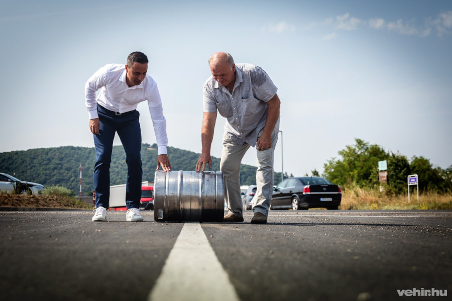 Ovádi Péter és Hartmann Antal a hétfő délelőtti útátadón, Márkón.