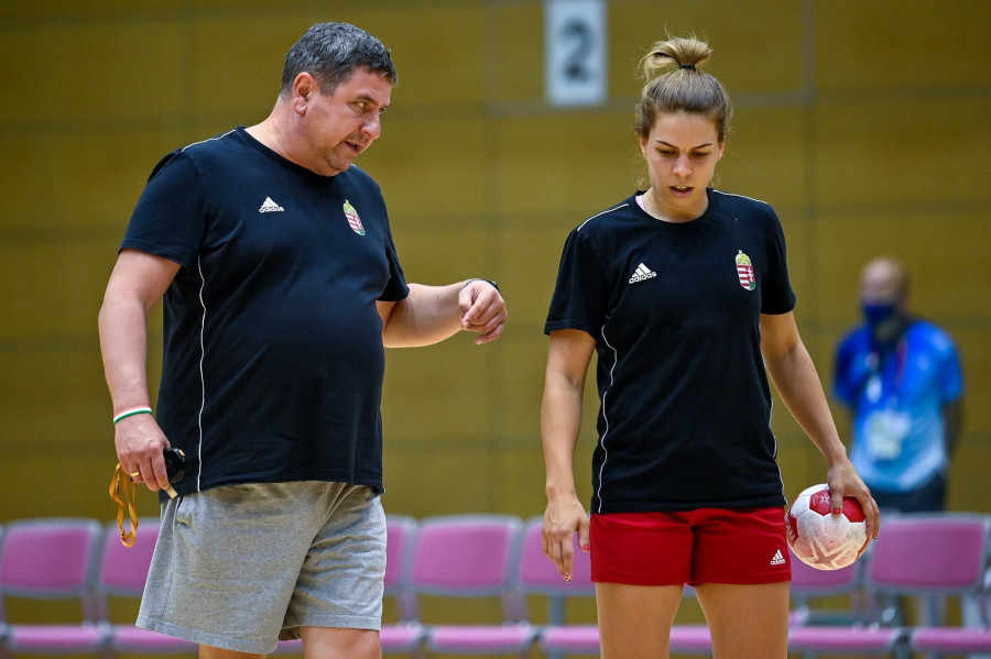 Elek Gábor szövetségi kapitány és Kovacsics Anikó, a magyar női kézilabda-válogatott edzésén a Shinagawa gimnázium csarnokában Tokióban 2021. július 21-én - MTI/Czeglédi Zsolt 