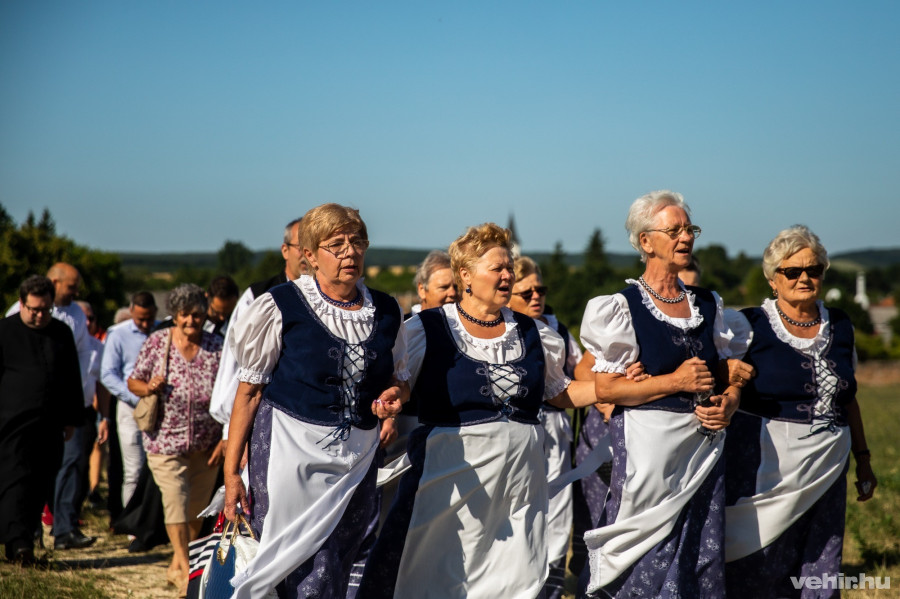 Az ünnepi menet a művelődési háztól vonult a szélmalmokig.