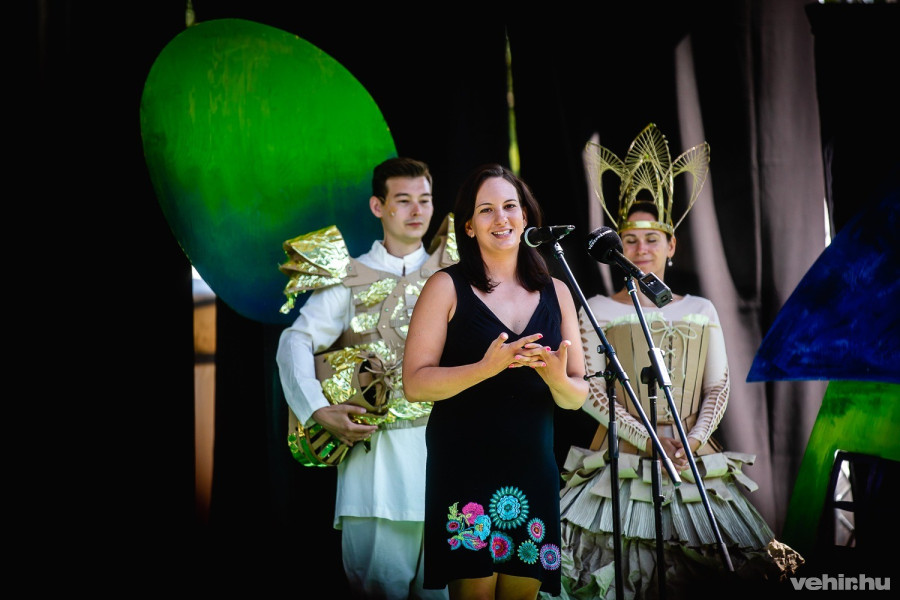 Hegedűs Barbara alpolgármester, a háttérben Boróka királyné és Habakuk király