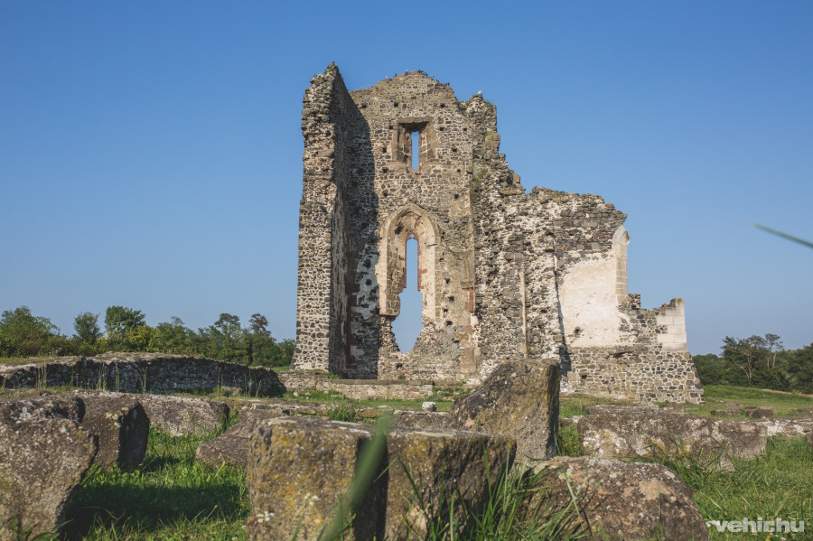 A pálosok kolostorának romjai Pula közelében