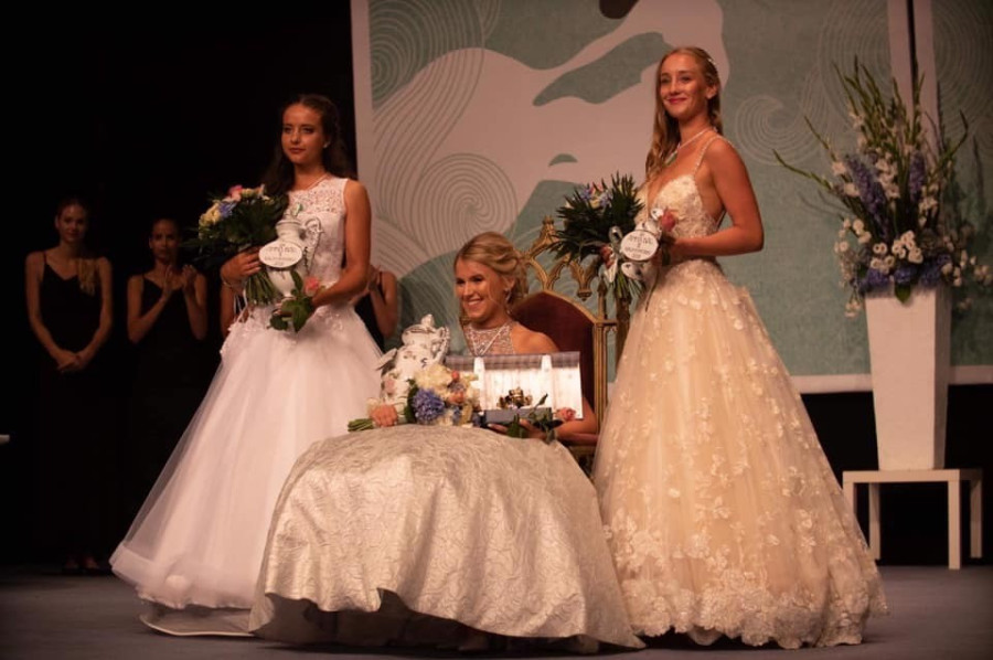 A bálkirálynő és udvarhölgyei (fotó: Balatonfüredi Programok Facebook-oldal)