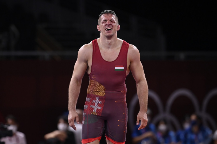 A győztes Lőrincz Tamás örül, miután győzött az iráni Mohammedali Geraei ellen a férfi kötöttfogású birkózók 77 kilogrammos kategóriájának elődöntőjében - Fotó: MTI/Kovács Tamás