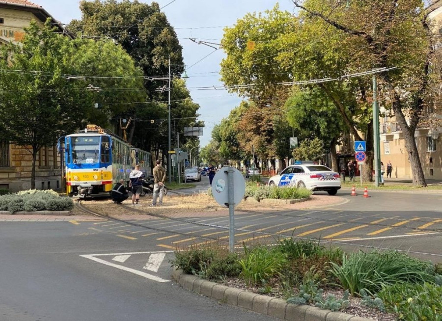 A szegedi  Dugonics téri körforgalom a villamossal (fotó: szeged365.hu / Szabó Dávid)