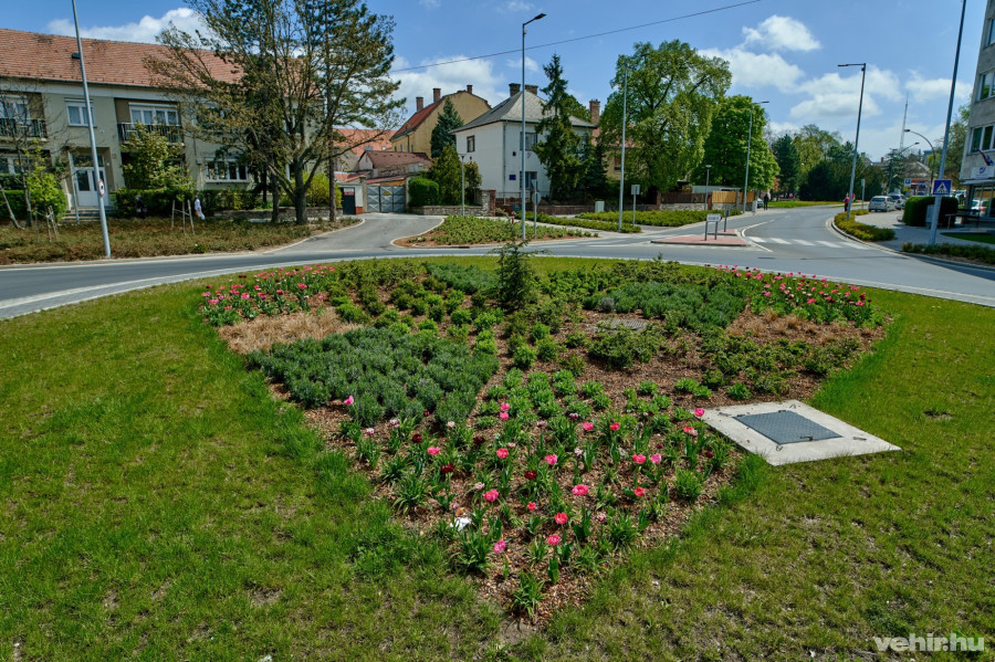 Szív forma a belvárosban a körforgalomban