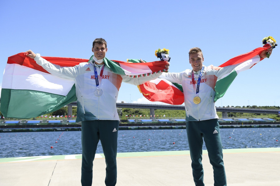 Az aranyérmes Kopasz Bálint (j) és az ezüstérmes Varga Ádám a férfi kajak egyesek 1000 méteres versenyének eredményhirdetésén - Fotó: MTI/Kovács Tamás