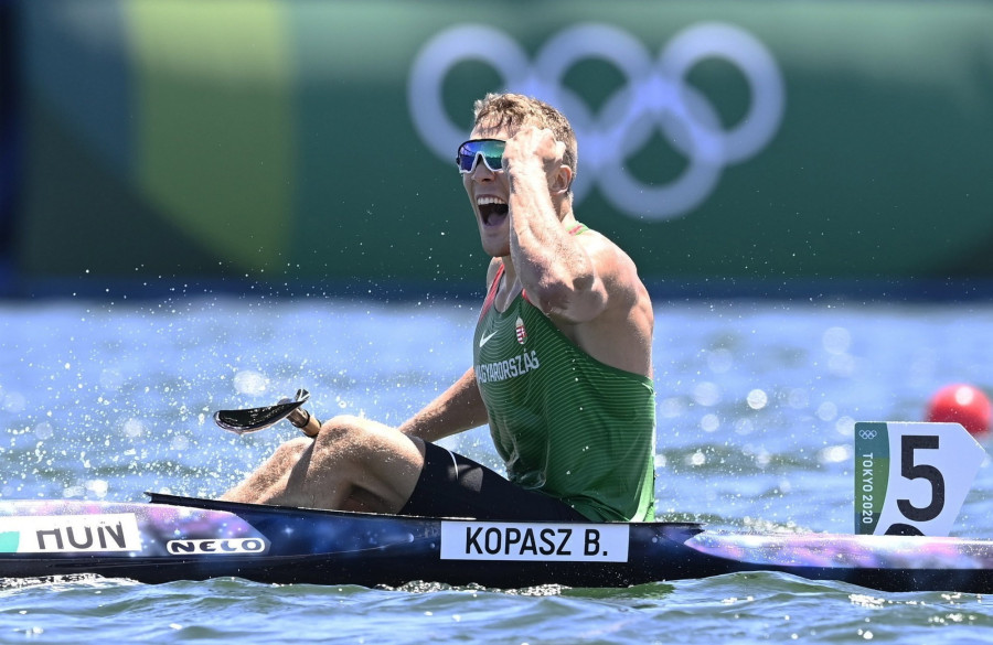 Kopasz Bálint örül a férfi kajak egyesek 1000 méteres versenyének döntője végén - Fotó: MTI/Kovács Tamás
