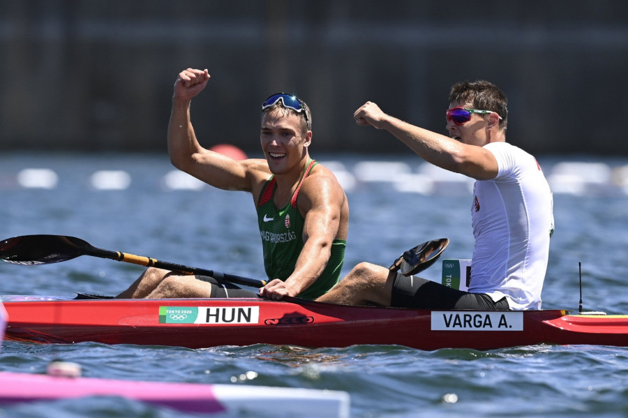 Az aranyérmes Kopasz Bálint (b) és az ezüstérmes Varga Ádám (j) a férfi kajak egyesek 1000 méteres versenyének döntőjének végén - Fotó: MTI/Kovács Tamás