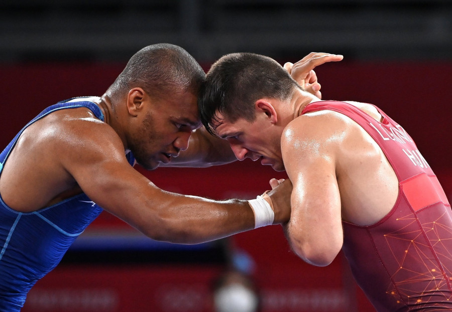 Lőrincz Viktor (pirosban) az ukrán Zsan Belenyuk ellen küzd a férfi kötöttfogású birkózók 87 kilogrammos kategóriájának döntőjében - Fotó: MTI/Illyés Tibor