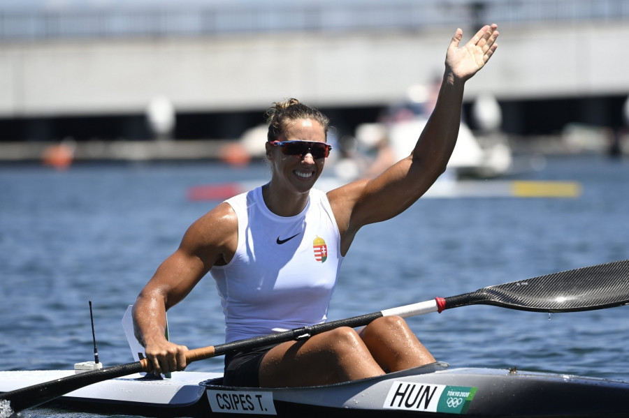 Az ezüstérmes Csipes Tamara a női kajak egyesek 500 méteres versenyének döntője után - Fotó: MTI/Kovács Tamás