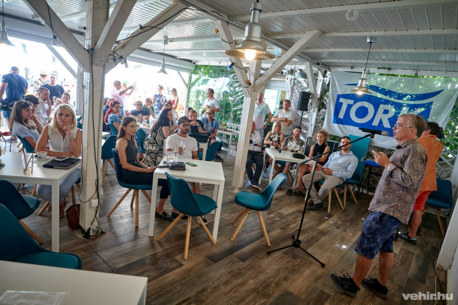 Kardos Gábos a 2021-es Év Strandétele díjátadón a fövenyesi Kalóz Bisztróban. Fotó: Domján Attila.