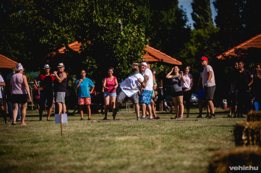 Gumicsizma-hajítás a vilonyai parasztolimpián.