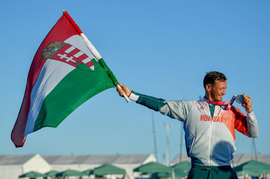 Az ezüstérmes Berecz Zsombor a vitorlázók Finndingi versenyének éremfutama utáni eredményhirdetésen - Fotó: MTI//Czeglédi Zsolt