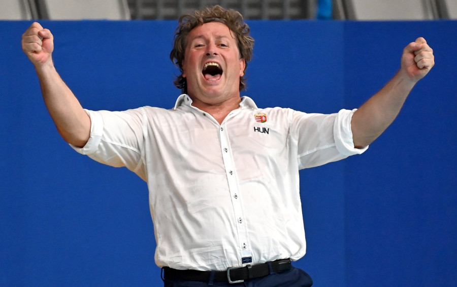 Bíró Attila szövetségi kapitány ünnepli a bronzérmes magyar csapat győzelmét - Fotó: MTI/Illyés Tibor