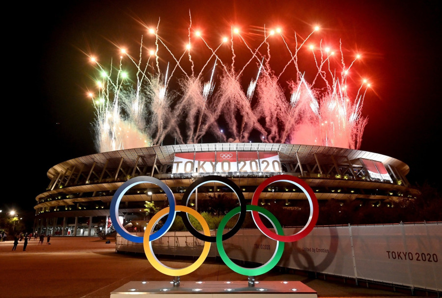 Tűzijáték a világméretű koronavírus-járvány miatt 2021-re halasztott 2020-as tokiói nyári olimpia záróünnepségén az Olimpiai Stadionban 2021. augusztus 8-án. MTI/Illyés Tib