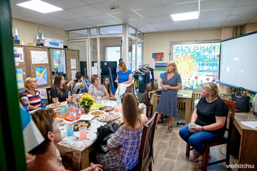 Dudás Erika pszichológus tartott előadást a droghasználó fiatalokat segítő szakembereknek 2021. augusztus 10-én a Damjanich utcai Napsugár Kluban.