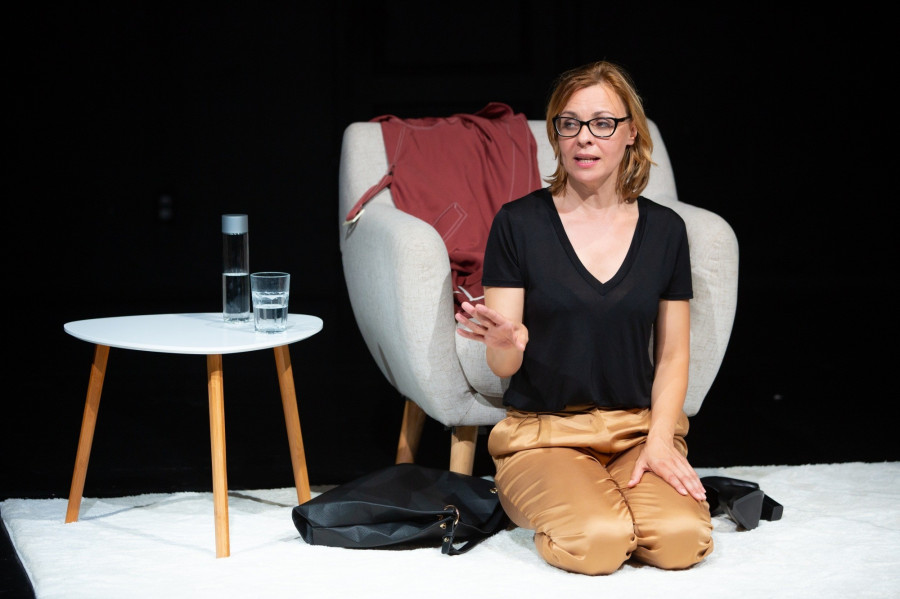 Járó Zsuzsa a 23 perc c. előadásban (Fotó: Margófeszt)