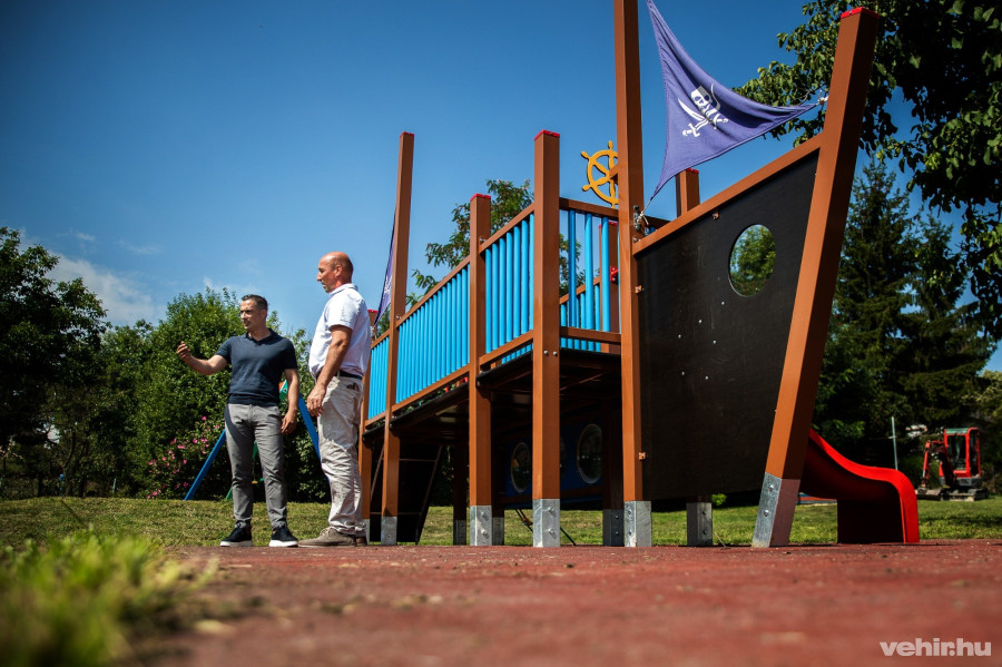 Ovádi Péter és Bódis Zoltán polgármester a megújult kislődi óvoda udvarán.