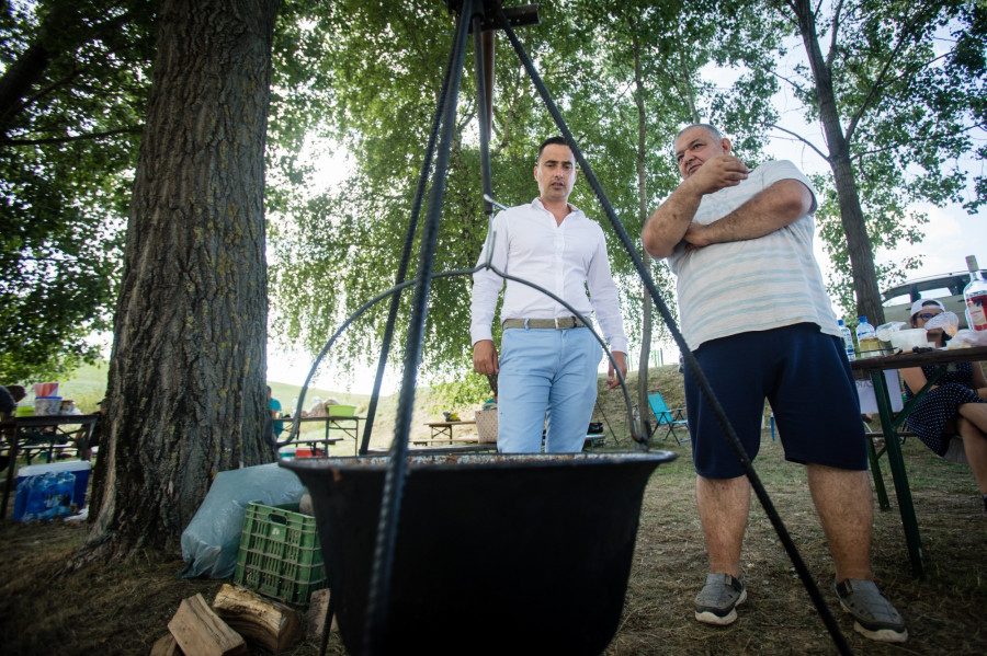 A gombócfesztiválra kilátogatott Ovádi Péter, országgyűlési képviselő is, aki a főzőverseny zsűrizésében és a díjátadásban is szerepet vállalt
