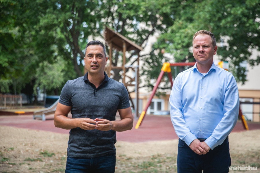 Ovádi Péter parlamenti képviselő és Csík Richárd önkormányzati képviselő a frissen átadott Botev utcai játszóréren.