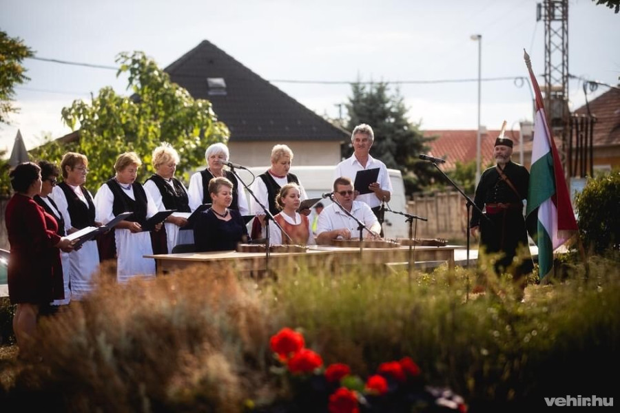 Az ünnepi műsorban a Forrás Népdalkör és Hajnal Citera Együttes működött közre.