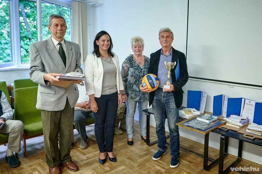 A Kerékgyártó Jánosnénak járó díjat férje vette át Szolnoki Jánostól és Hegedűs Barbarától.