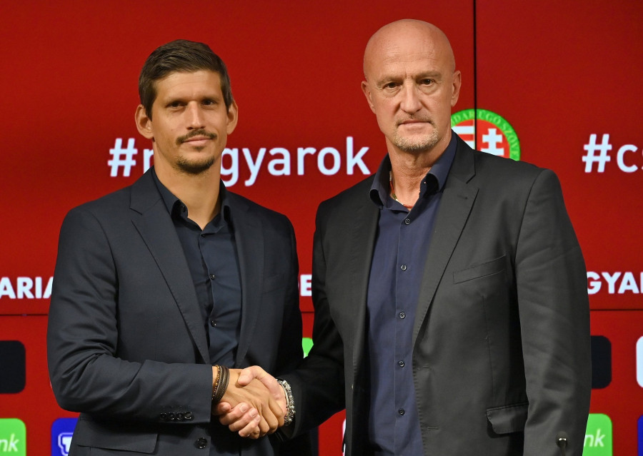 Marco Rossi szövetségi kapitány (j) és Laczkó Zsolt pályaedző a szeptember elején sorra kerülő három világbajnoki selejtezőre készülő magyar labdarúgó-válogatott keretének kihirdetésén a Puskás Arénában 2021. augusztus 25-én. MTI/Illyés Tibor 