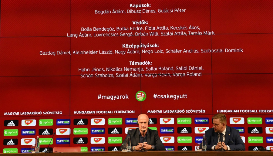 Marco Rossi szövetségi kapitány (k) a szeptember elején sorra kerülő három világbajnoki selejtezőre készülő magyar labdarúgó-válogatott keretének kihirdetésén a Puskás Arénában 2021. augusztus 25-én. Jobbról Szabó Gergő, a válogatott sajtófőnöke. MTI/Illyés Tibor 