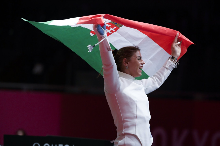 A győztes Veres Amarilla a kerekesszékes vívás A. kategóriájának párbajtőr egyéni versenyének döntője után - MTI/Koszticsák Szilárd