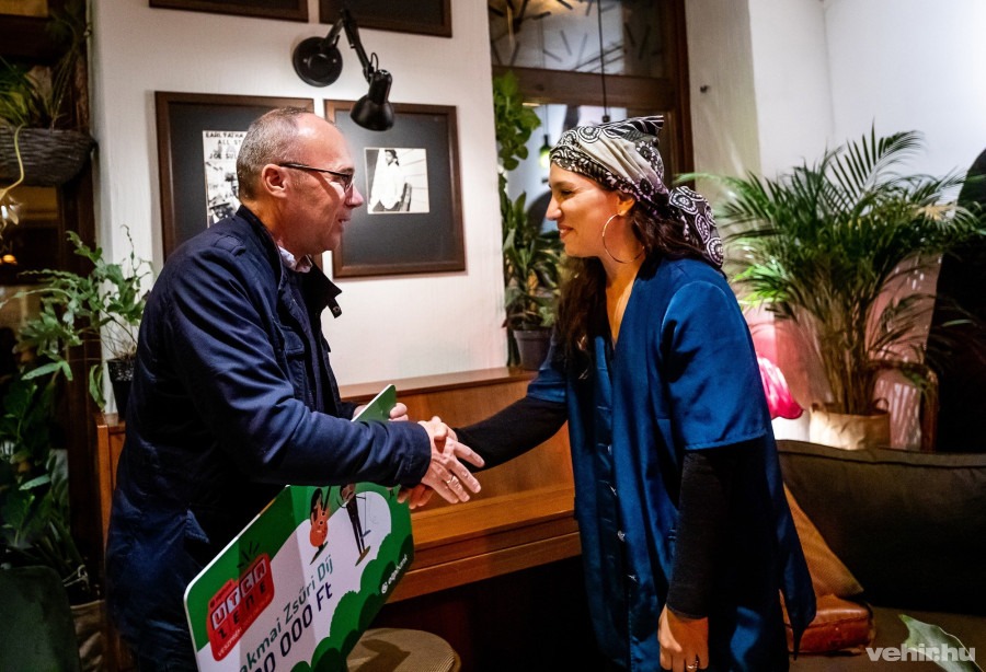 A Lanou énekese Porga Gyula polgármestertől vehette át a díjat 