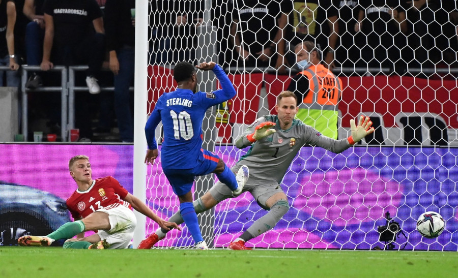 Az angol Raheem Sterling (k) gólt szerez a labdarúgó világbajnoki selejtezők 4. fordulójában játszott Magyarország - Anglia mérkőzésen a Puskás Arénában 2021. szeptember 2-án. Balról Schäfer András, jobbról Gulácsi Péter kapus. MTI/Illyés Tibor 