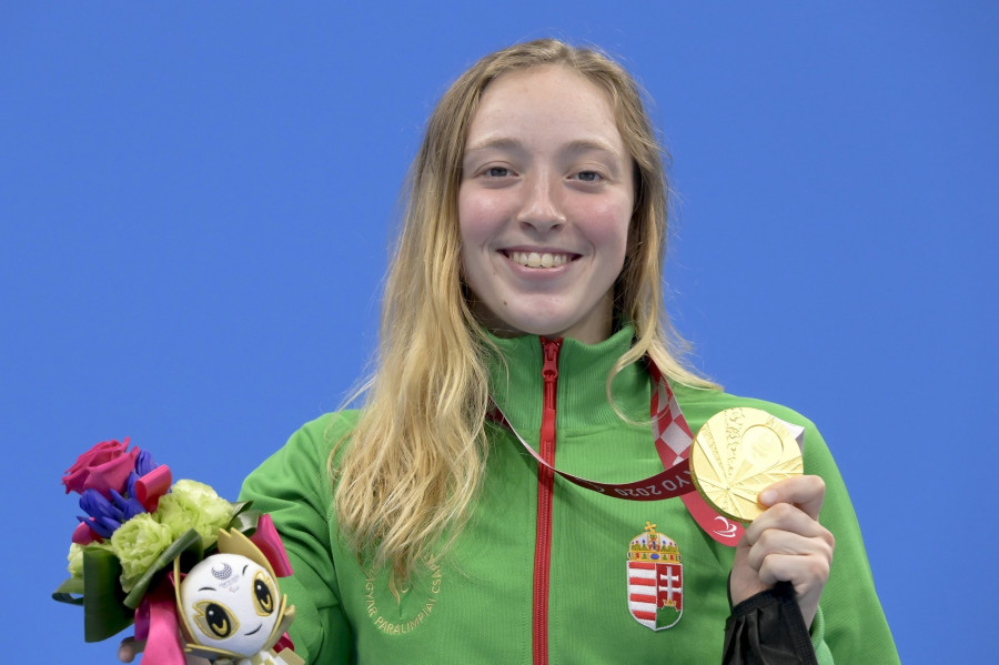 z aranyérmes Konkoly Zsófia a 100 méteres női pillangóúszás S9-es kategóriája eredményhirdetésén a világméretű koronavírus-járvány miatt 2021-re halasztott 2020-as tokiói paralimpián a Vizes Központban 2021. szeptember 2-án. MTI/Koszticsák Szilárd 