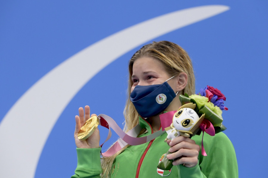 Az aranyérmes Pap Bianka a 100 méteres női hátúszás S10-es kategóriájának eredményhirdetésén a világméretű koronavírus-járvány miatt 2021-re halasztott 2020-as tokiói paralimpián a Vizes Központban 2021. szeptember 2-án. MTI/Koszticsák Szilárd