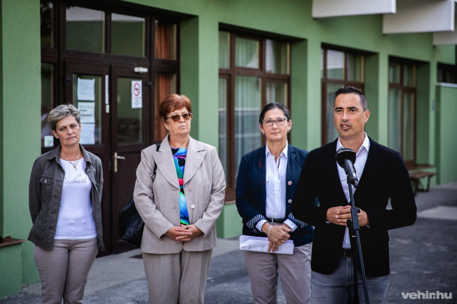 Ovádi Péter beszél a 2021. szeptember 3-án tartott projektátadón. A háttérben Brányi Mária (j3) és Égi Gabriella (j2.).