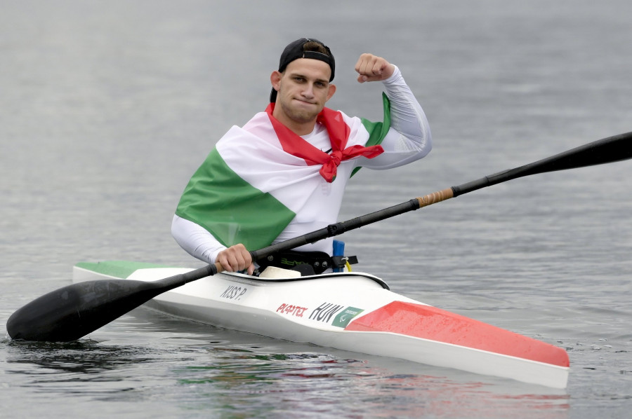 A győztes Kiss Péter Pál a világméretű koronavírus-járvány miatt 2021-re halasztott 2020-as tokiói nyári paralimpia férfi kajak KL1 200 méteres versenyének döntője után a tokiói Sea Forest Evezős Pályán 2021. szeptember 3-án. MTI/Koszticsák Szilárd