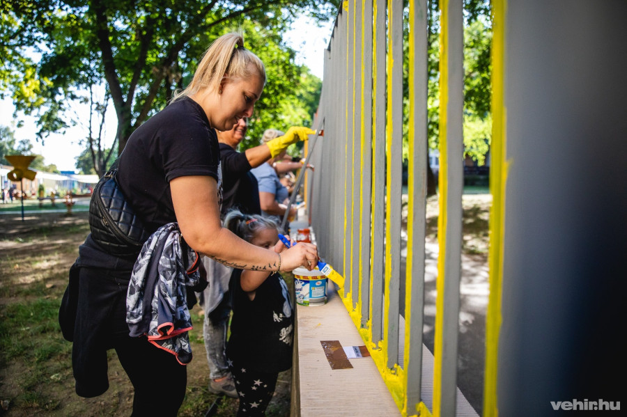 Voltak, akik gyermekeikkel együtt tették szebbé az óvoda kerítését.