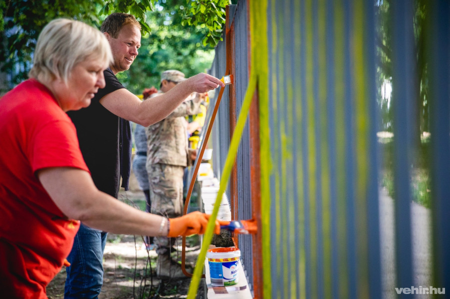 Csík Richárd önkormányzati képviselő (fekete pólóban) is ecsetet ragadott a délelőtt folyamán.