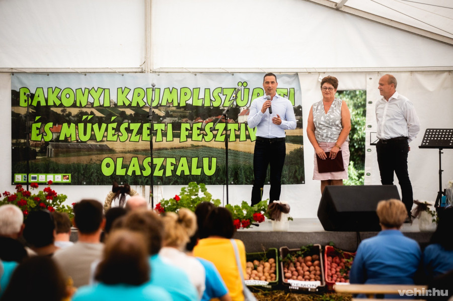 Ovádi Péter, Boriszné Hanich Edit és Taras Silviu a burgonyafesztivál szeptember 4-i megnyitóján.