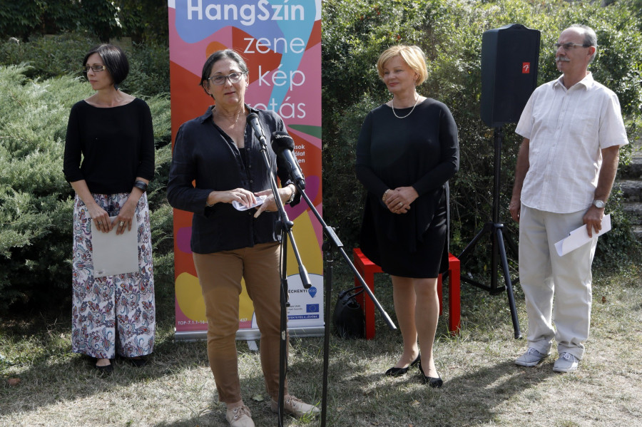 Brányi Mária alpolgármester beszélt a szombati projektnyitón. Mögötte jobbra Demel Eszter és Kilián László.