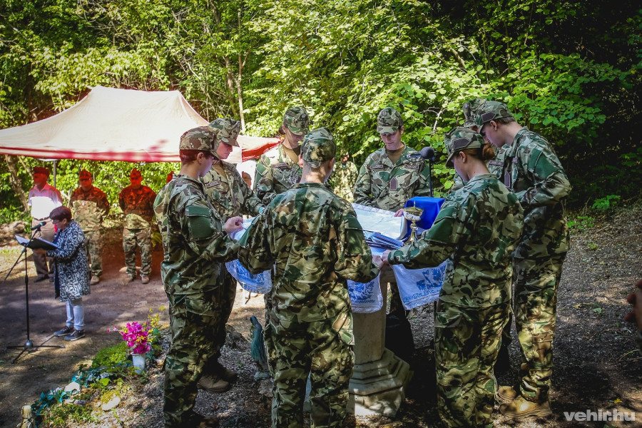 A nyolc darabból álló oltárterítő, melyet idén a szentendrei MH Altiszti Akadémia növendékei illesztettek össze.