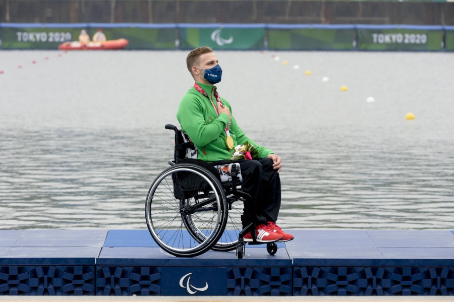 Az aranyérmes Kiss Péter Pál a világméretű koronavírus-járvány miatt 2021-re halasztott 2020-as tokiói nyári paralimpia férfi kajak KL1 200 méteres versenyének eredményhirdetésén a tokiói Sea Forest Evezős Pályán 2021. szeptember 3-án. MTI/Koszticsák Szilárd